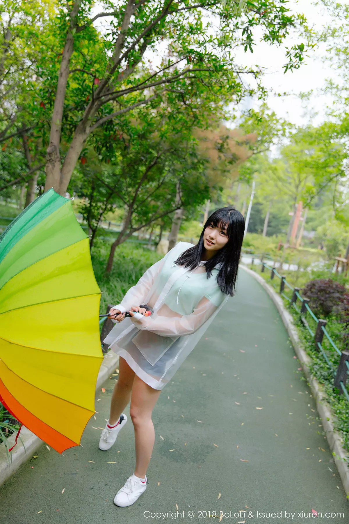 秀人集.com_[Tukmo兔几盟]Vol.106_嫩模球球雨天公园透明雨衣秀性感牛仔热裤迷人写真38P