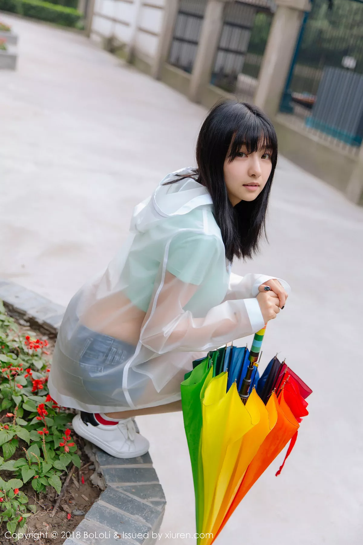 秀人集.com_[Tukmo兔几盟]Vol.106_嫩模球球雨天公园透明雨衣秀性感牛仔热裤迷人写真38P