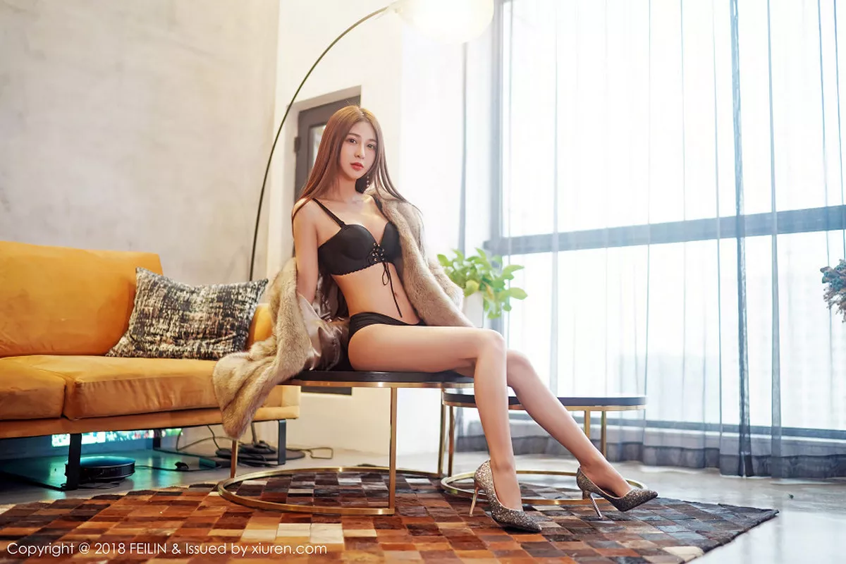 秀人集.com_[FeiLin嗲囡囡]Vol.131_清甜美女luna张静燕粉红帽子外套下性感黑色内衣写真39P