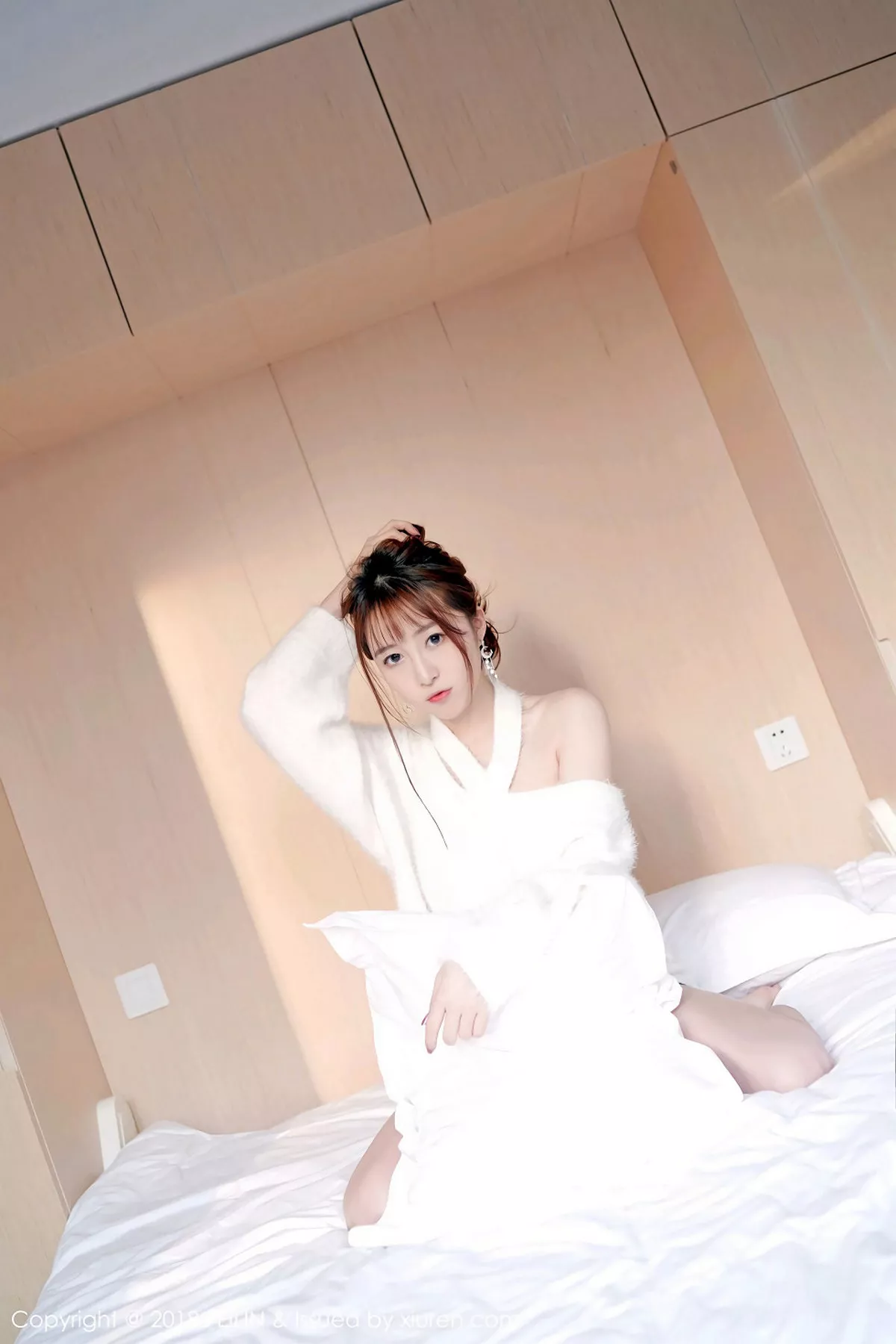 秀人集.com_[FeiLin嗲囡囡]Vol.132_清纯妹子yumi黄奕清居家床上大尺度全裸奶油遮点喷血诱惑写真40P