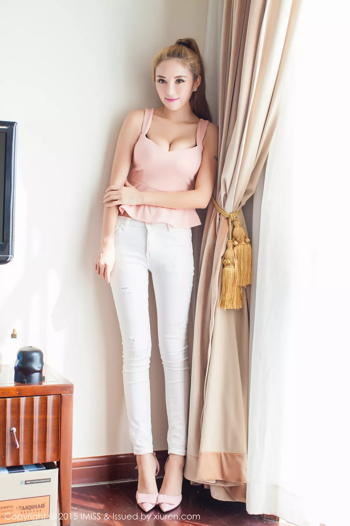 秀人集.com_[IMISS爱蜜社]Vol.035_嫩模陈思琪Art粉红睡裙秀美乳撩人诱惑写真57P