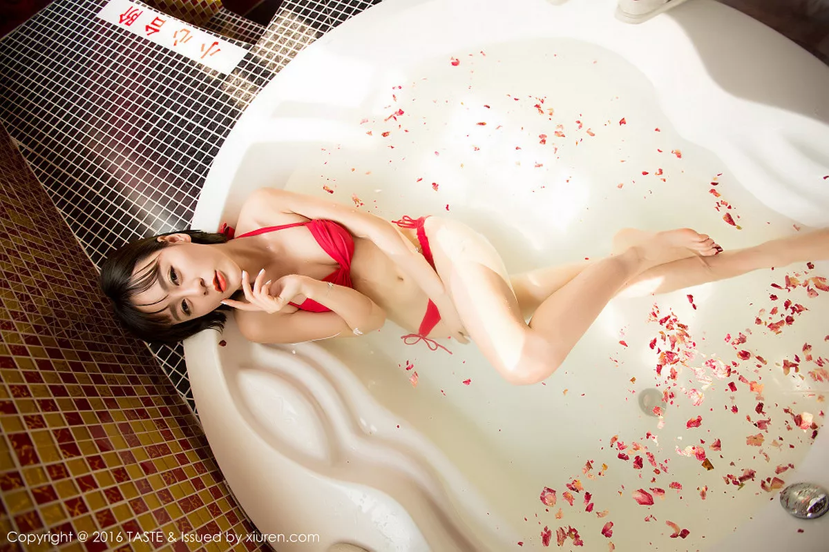 秀人集.com_[Taste顽味生活]Vol.014_嫩模汪萌萌浴缸里红色比基尼湿身秀完美曲线写真45P