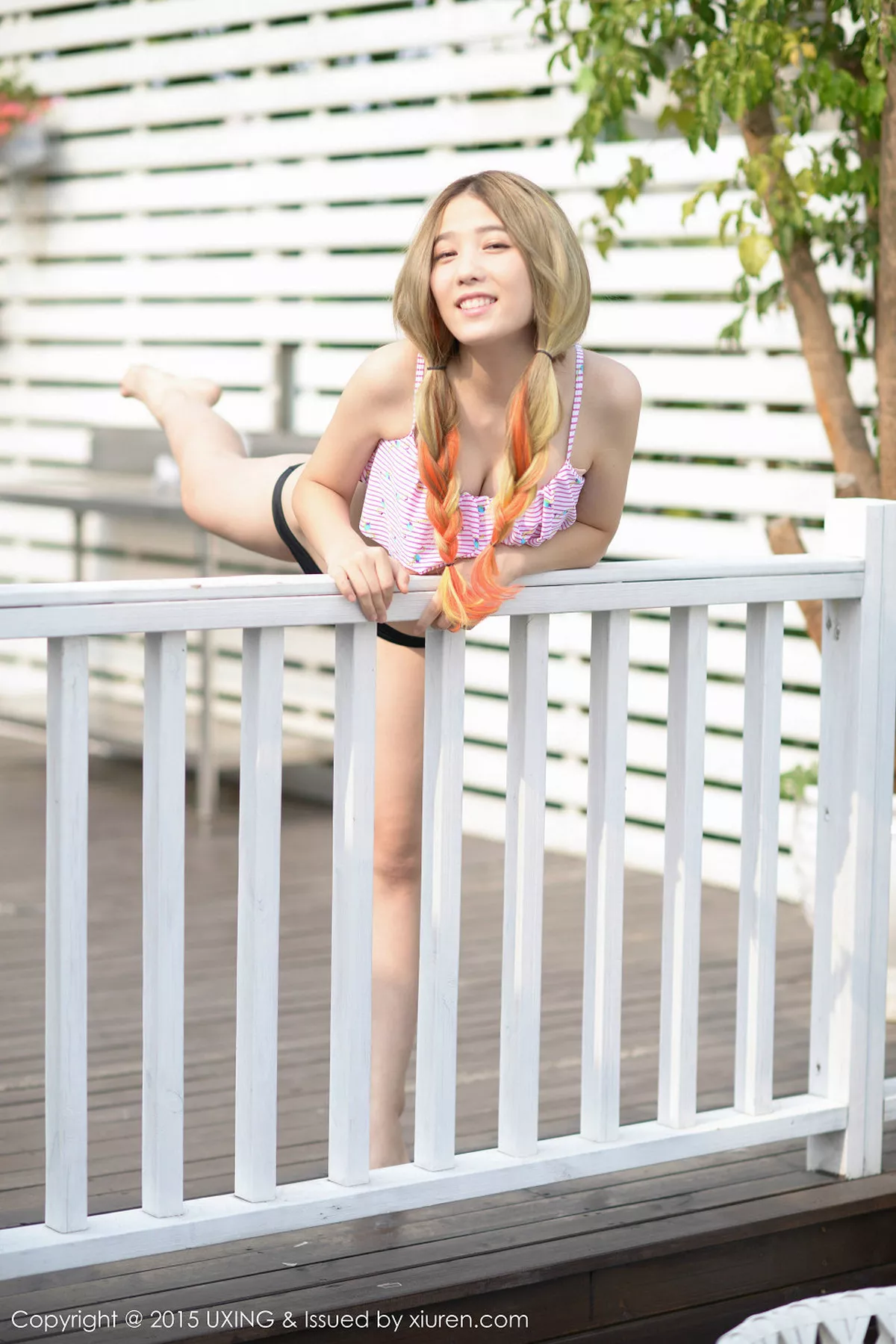 秀人集.com_[UXING优星馆]Vol.032_嫩模懒桃子抹胸内衣半露酥胸夸张表情性感写真50P