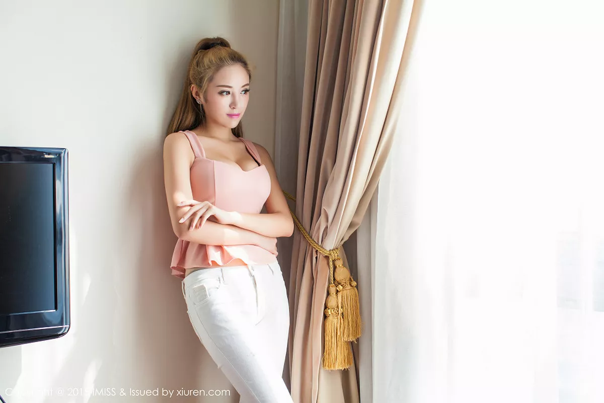 秀人集.com_[IMISS爱蜜社]Vol.035_嫩模陈思琪Art粉红睡裙秀美乳撩人诱惑写真57P
