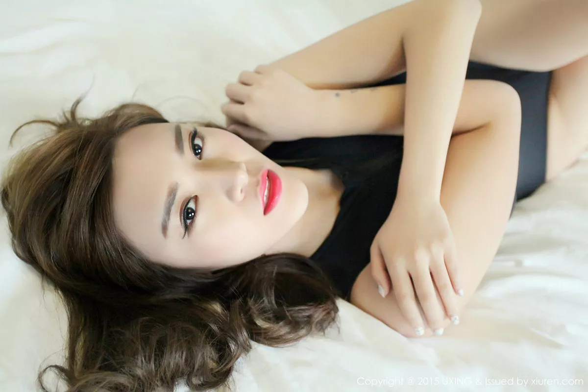 秀人集.com_[UXING优星馆]Vol.031_嫩模小祸祸管珂居家大床上黑色连体装性感红唇写真49P