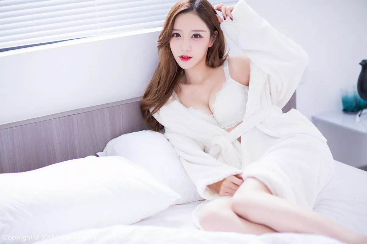 秀人集.com_[IMISS爱蜜社]Vol.233_新人嫩模小琳白色蕾丝连身裙+私房浴袍秀豪乳诱惑写真44P