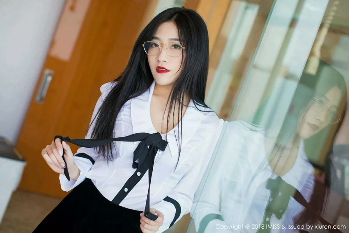 秀人集.com_[IMISS爱蜜社]Vol.239_女神许诺Sabrina日本旅拍白衬衣配黑短裙黑丝袜诱惑写真60P