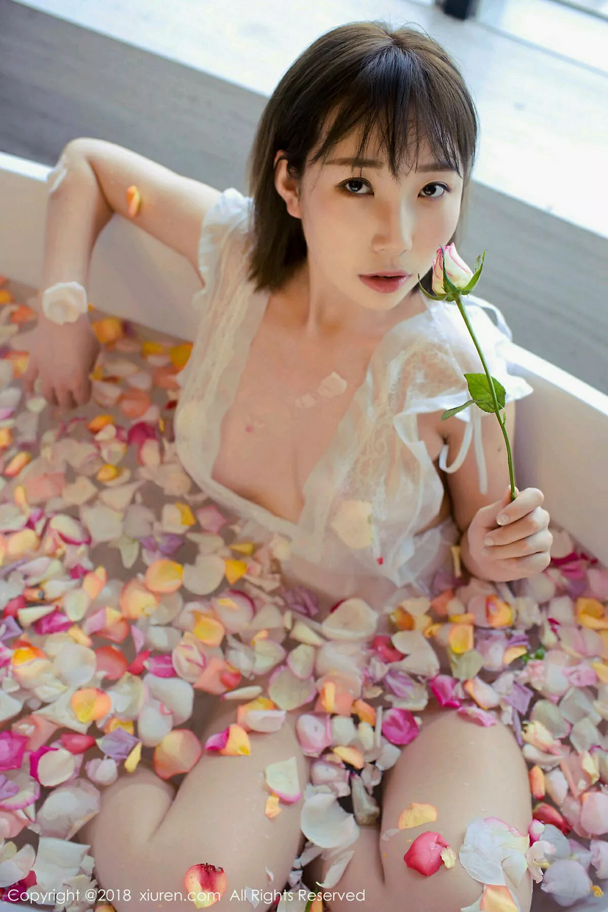 秀人集.com_[XiuRen秀人网]No.981_嫩模枝恩居家私房浴缸里玫瑰花瓣浴真空湿身诱惑写真57P