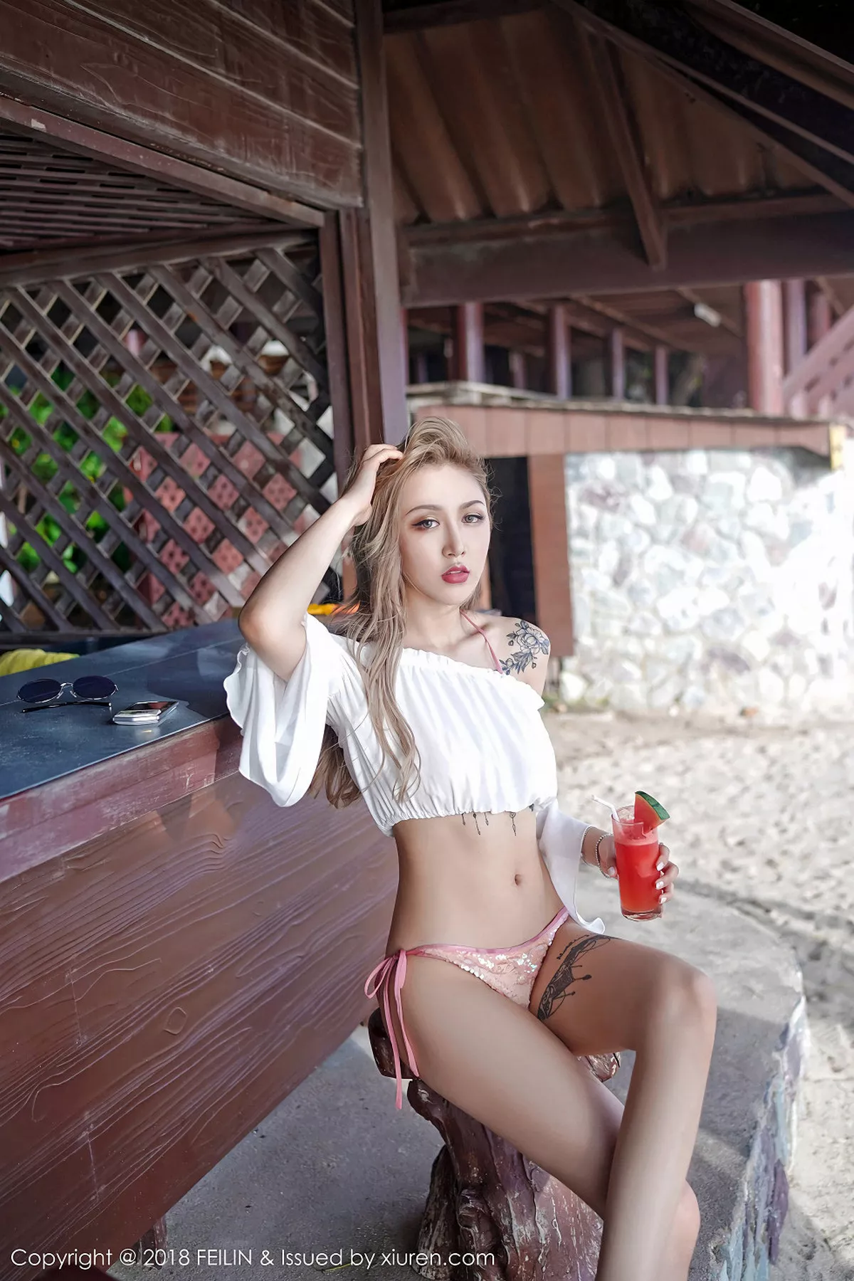 秀人集.com_[FeiLin嗲囡囡]Vol.136_嫩模晗大大Via户外泳池边性感比基尼秀完美身材湿身诱惑写真38P