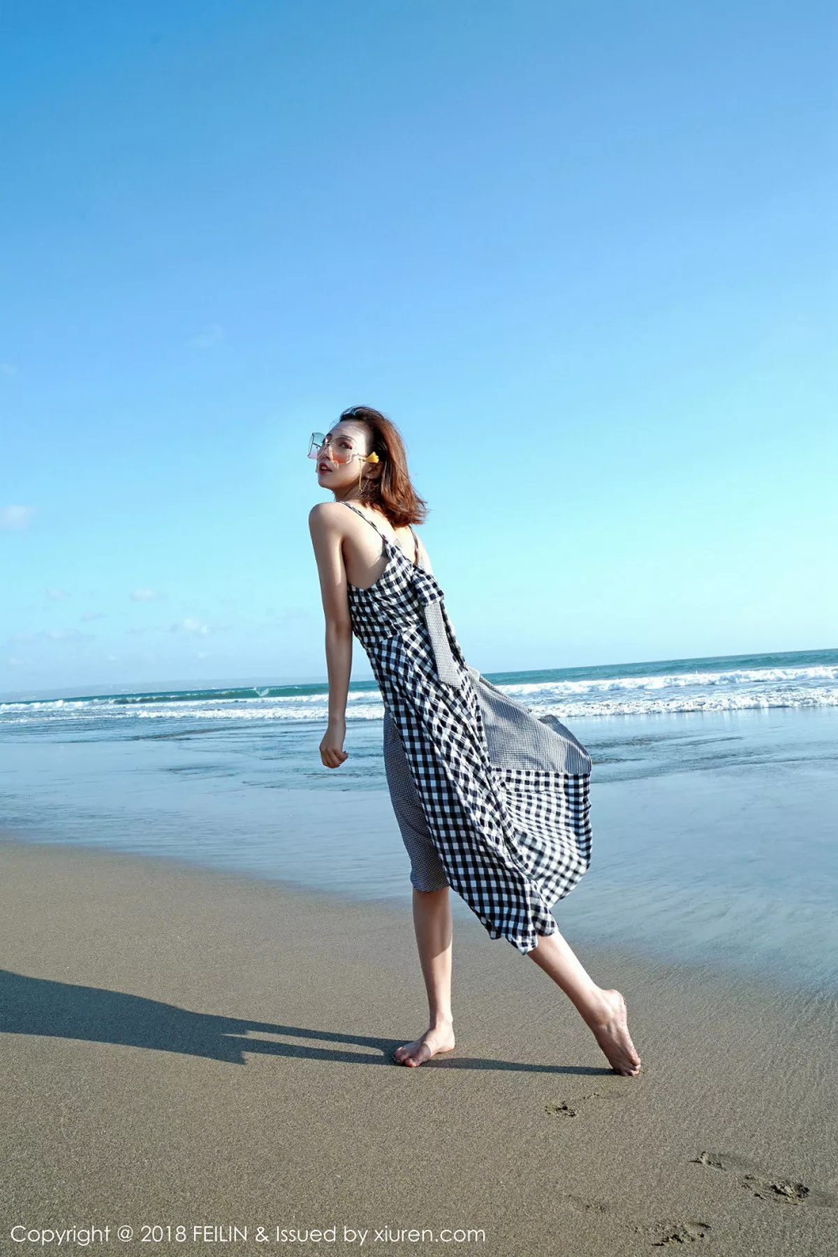 秀人集.com_[FeiLin嗲囡囡]Vol.142_嫩模冯木木LRIS班塔延岛旅拍海边清新吊带连身裙写真46P