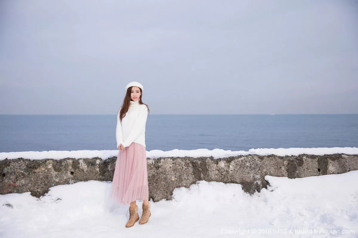 秀人集.com_[IMISS爱蜜社]Vol.253_丽质美女猫宝北海道旅拍酒红色情趣内衣配吊带黑丝诱惑写真56P