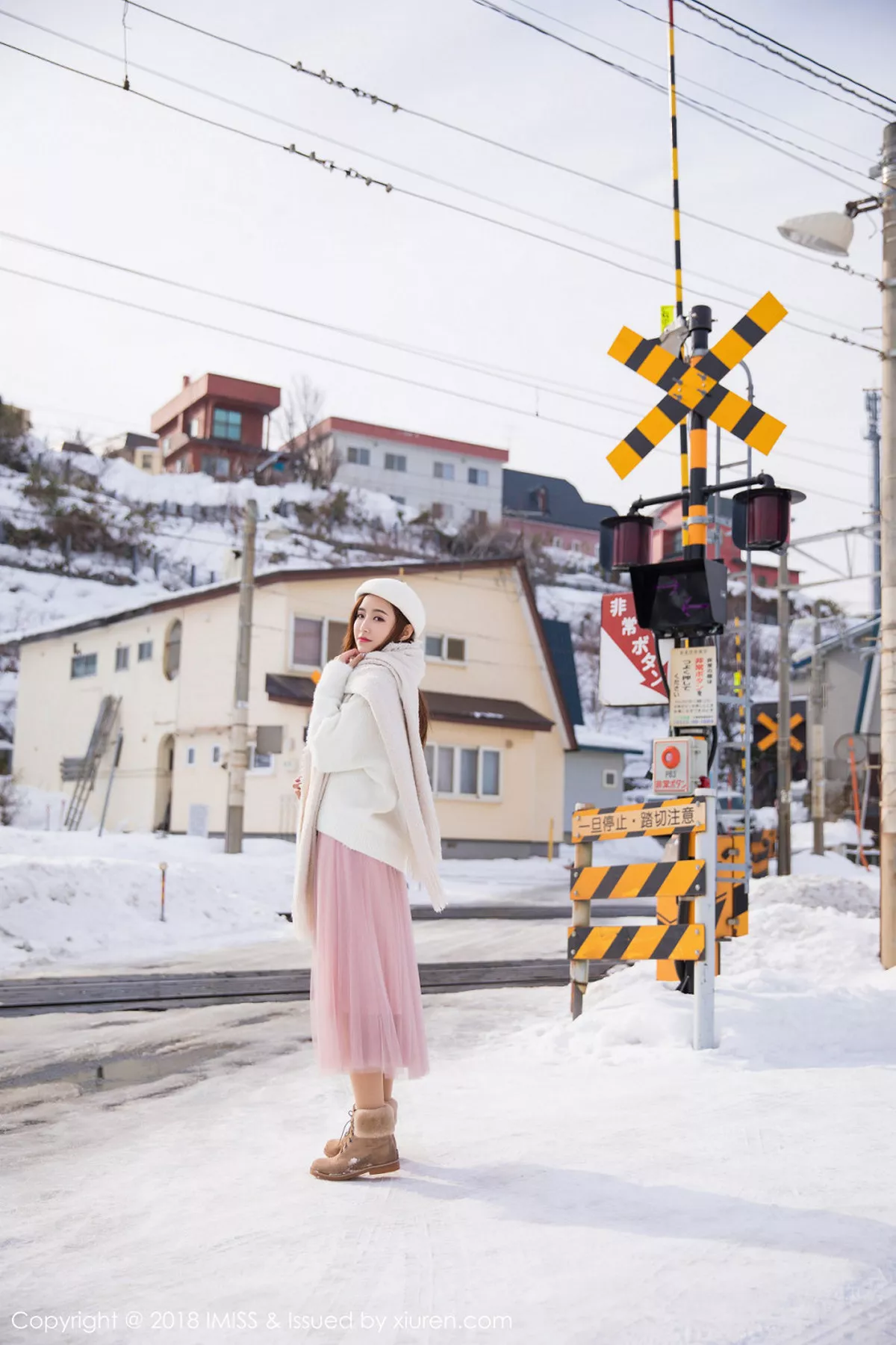 秀人集.com_[IMISS爱蜜社]Vol.253_丽质美女猫宝北海道旅拍酒红色情趣内衣配吊带黑丝诱惑写真56P