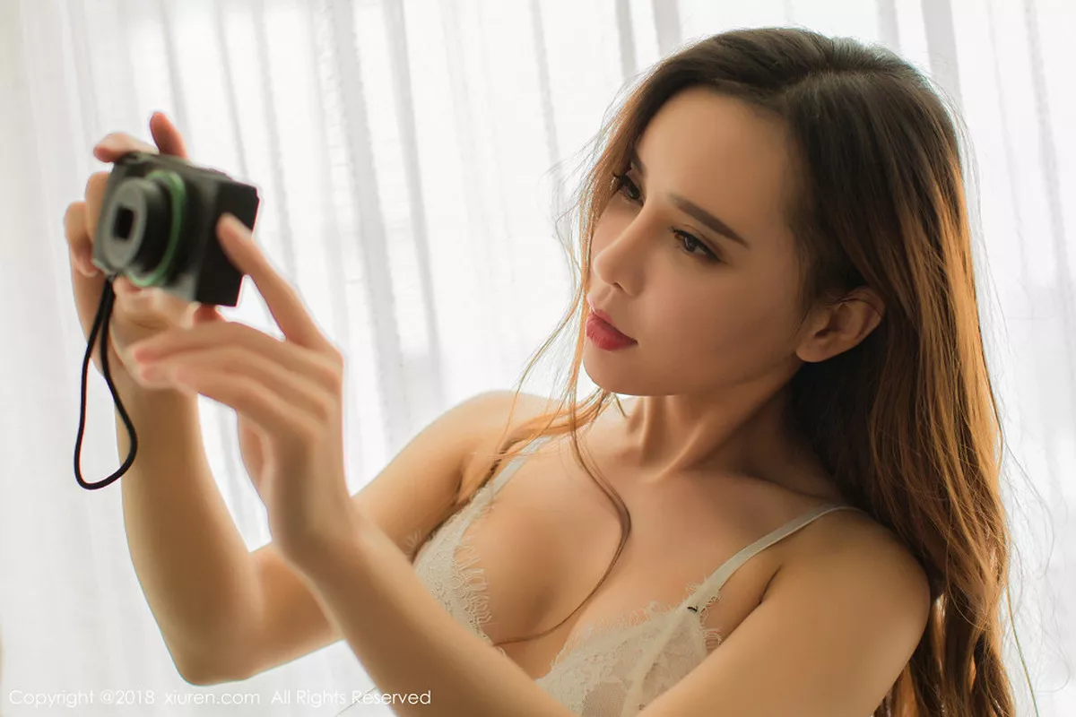 秀人集.com_[XiuRen秀人网]No.1047_嫩模艾小青居家半脱内衣露豪乳+皮鞭SM制服喷血诱惑写真46P