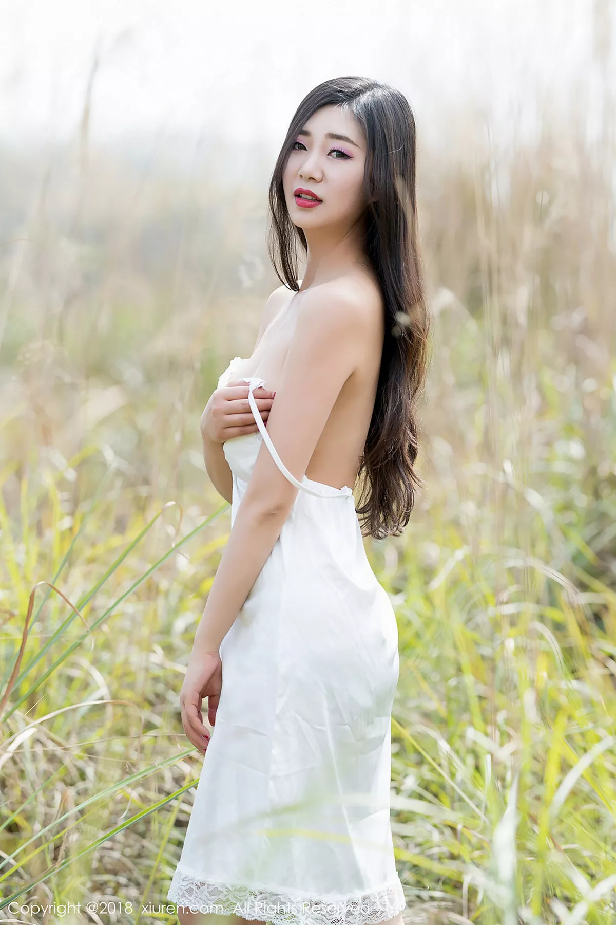 秀人集.com_[XiuRen秀人网]No.1076_女神宋KiKi户外脱白色长裙秀蕾丝印花内衣爆乳诱惑写真32P