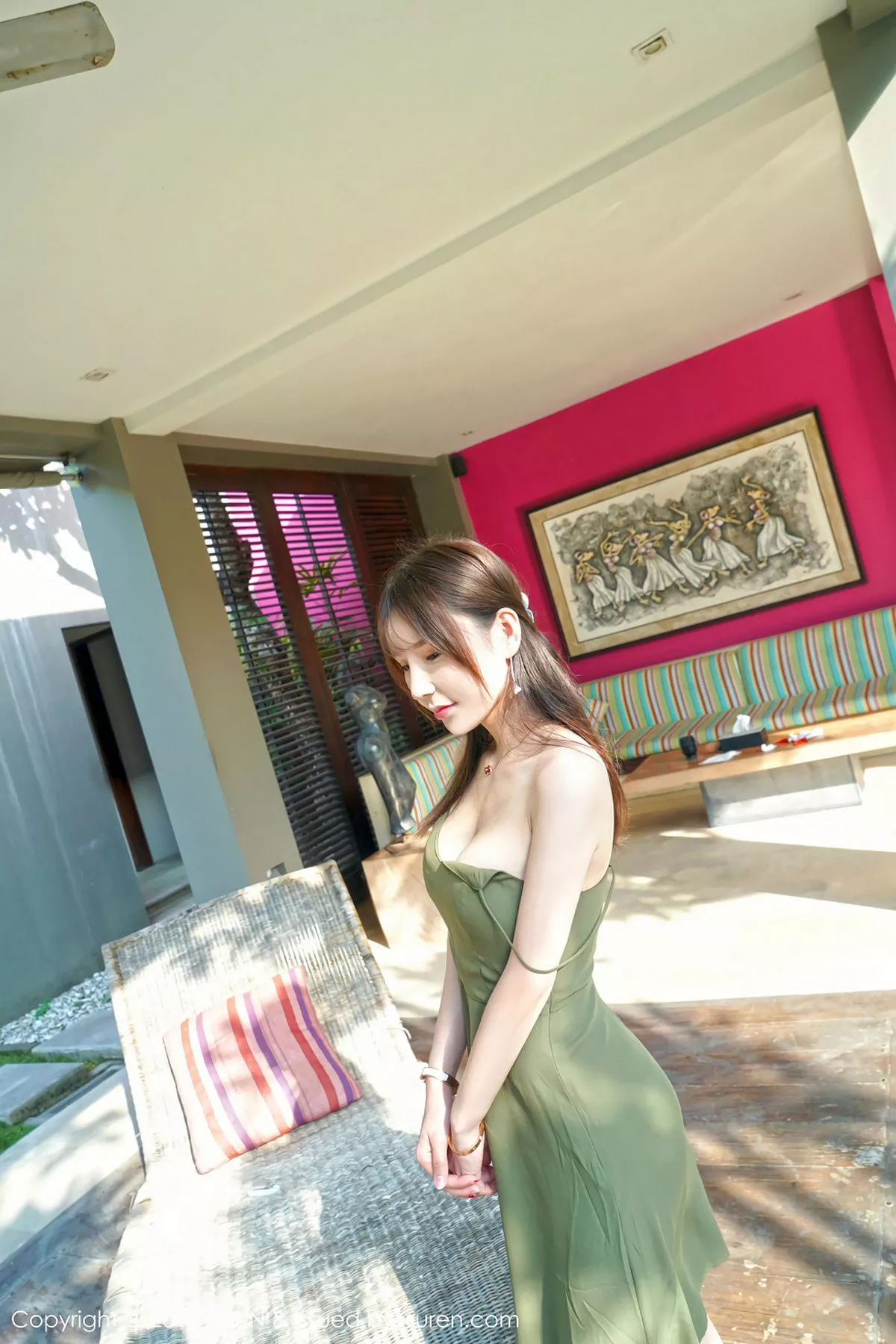 秀人集.com_[FeiLin嗲囡囡]Vol.144_美女主播周于希泳池里性感连体比基尼秀完美身材写真43P