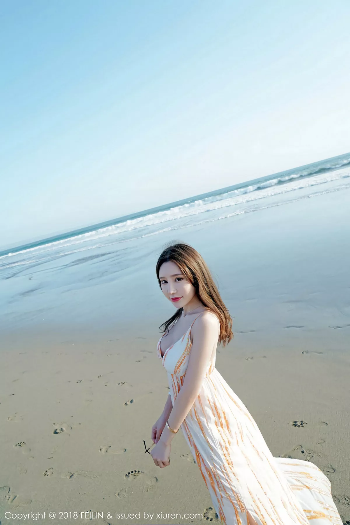 秀人集.com_[FeiLin嗲囡囡]Vol.144_美女主播周于希泳池里性感连体比基尼秀完美身材写真43P