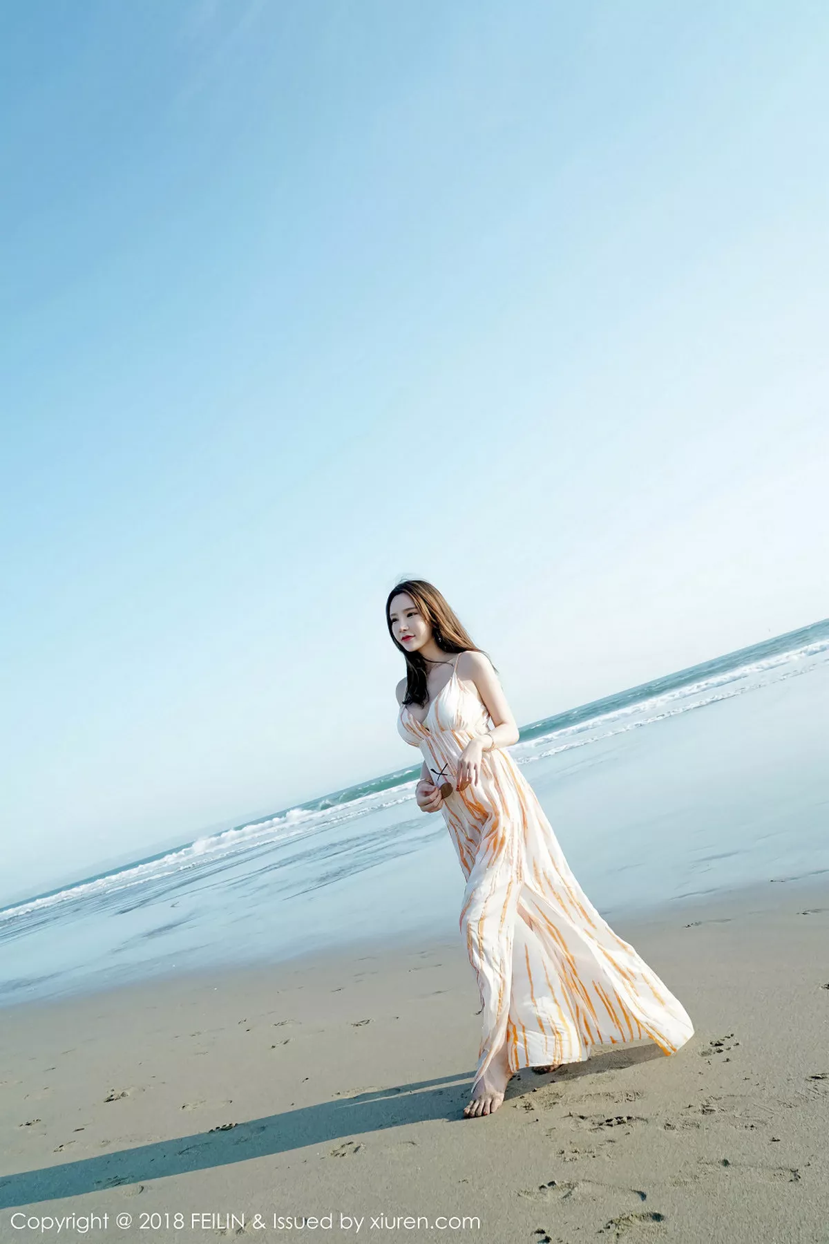 秀人集.com_[FeiLin嗲囡囡]Vol.144_美女主播周于希泳池里性感连体比基尼秀完美身材写真43P