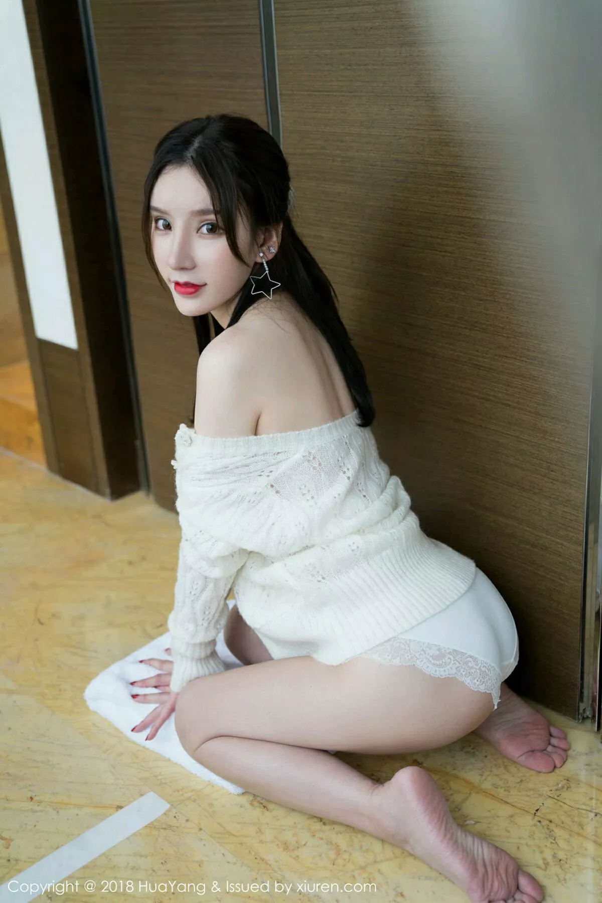 秀人集.com_[HuaYang花漾]Vol.053_嫩模周于希居家嫩黄短裙配吊带白色衣真空侧露美乳诱惑写真45P