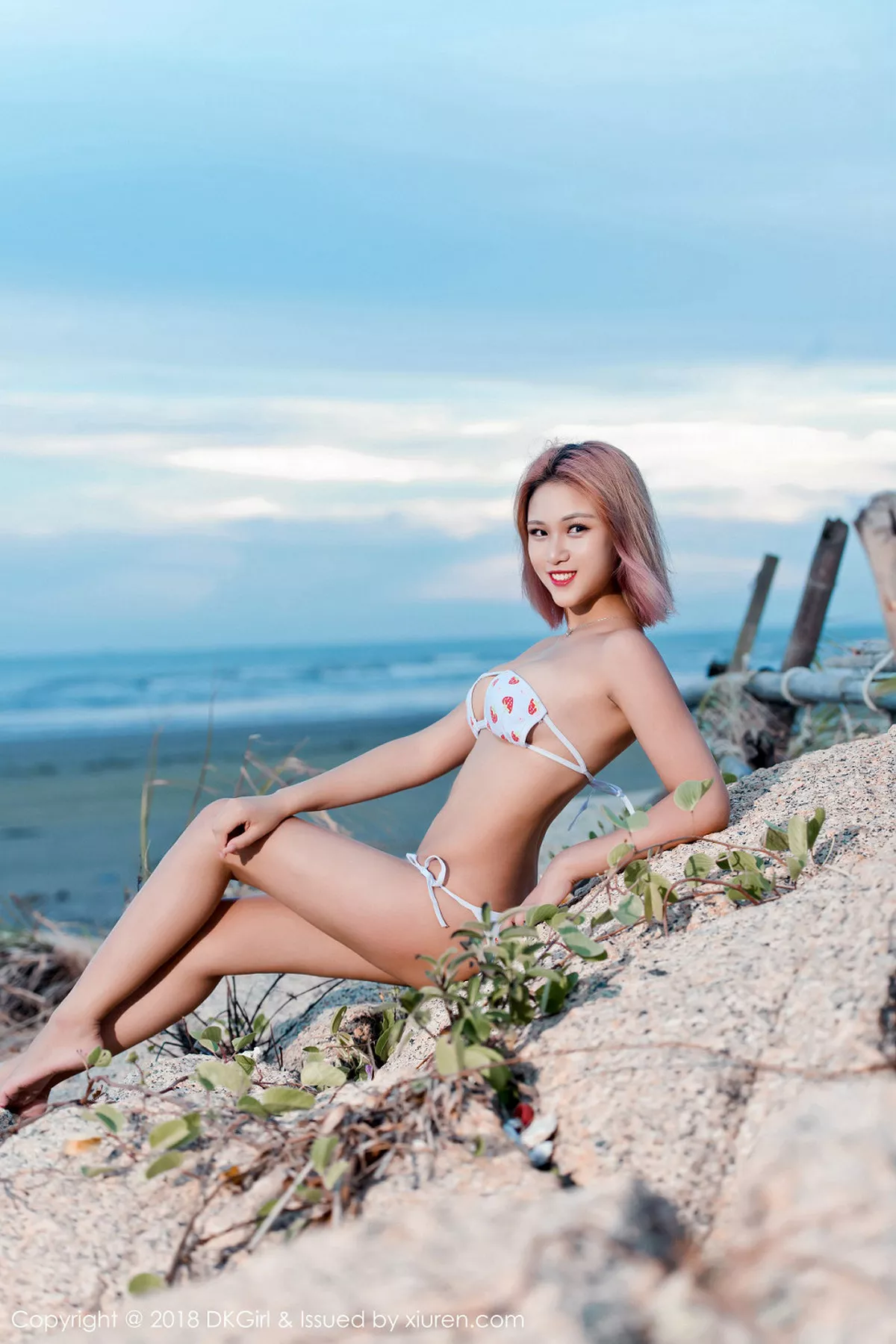 秀人集.com_[DKGirl御女郎]Vol.074_嫩模萌宝儿BoA户外白色蕾丝内衣美乳露点喷血诱惑写真50P