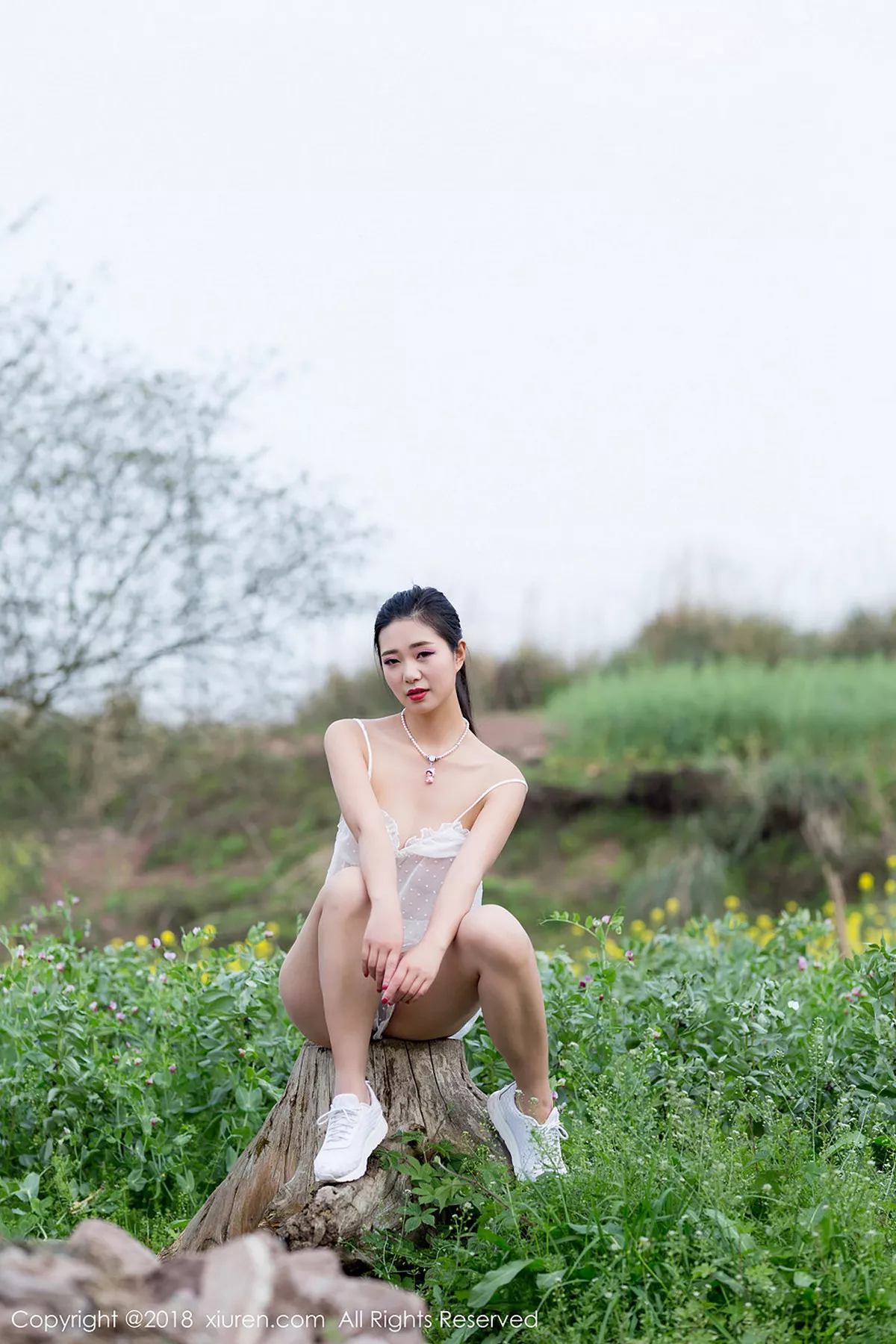 秀人集.com_[XiuRen秀人网]No.1058_女神宋KiKi户外蕾丝情趣内衣+白色蕾丝装大胆露出诱惑写真35P