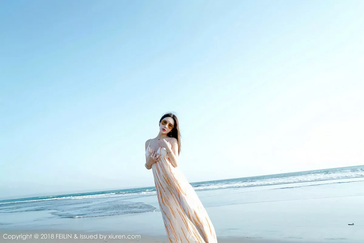 秀人集.com_[FeiLin嗲囡囡]Vol.144_美女主播周于希泳池里性感连体比基尼秀完美身材写真43P