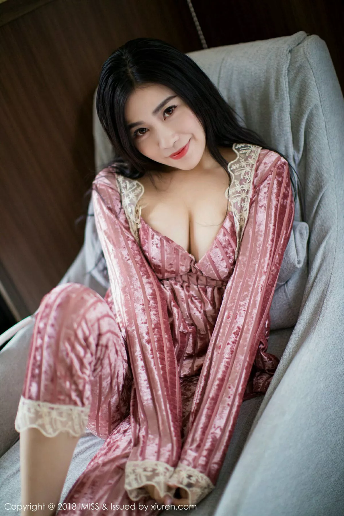 秀人集.com_[IMISS爱蜜社]Vol.272_女神许诺Sabrina北海道旅拍闪亮酒红色V领睡袍性感写真42P