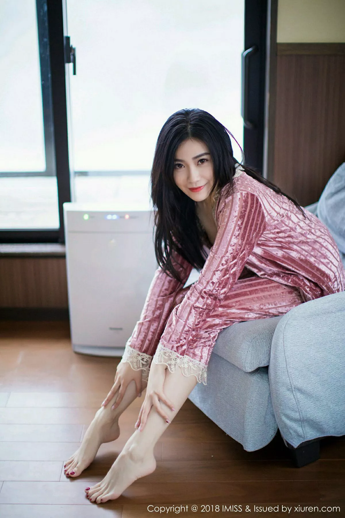 秀人集.com_[IMISS爱蜜社]Vol.272_女神许诺Sabrina北海道旅拍闪亮酒红色V领睡袍性感写真42P