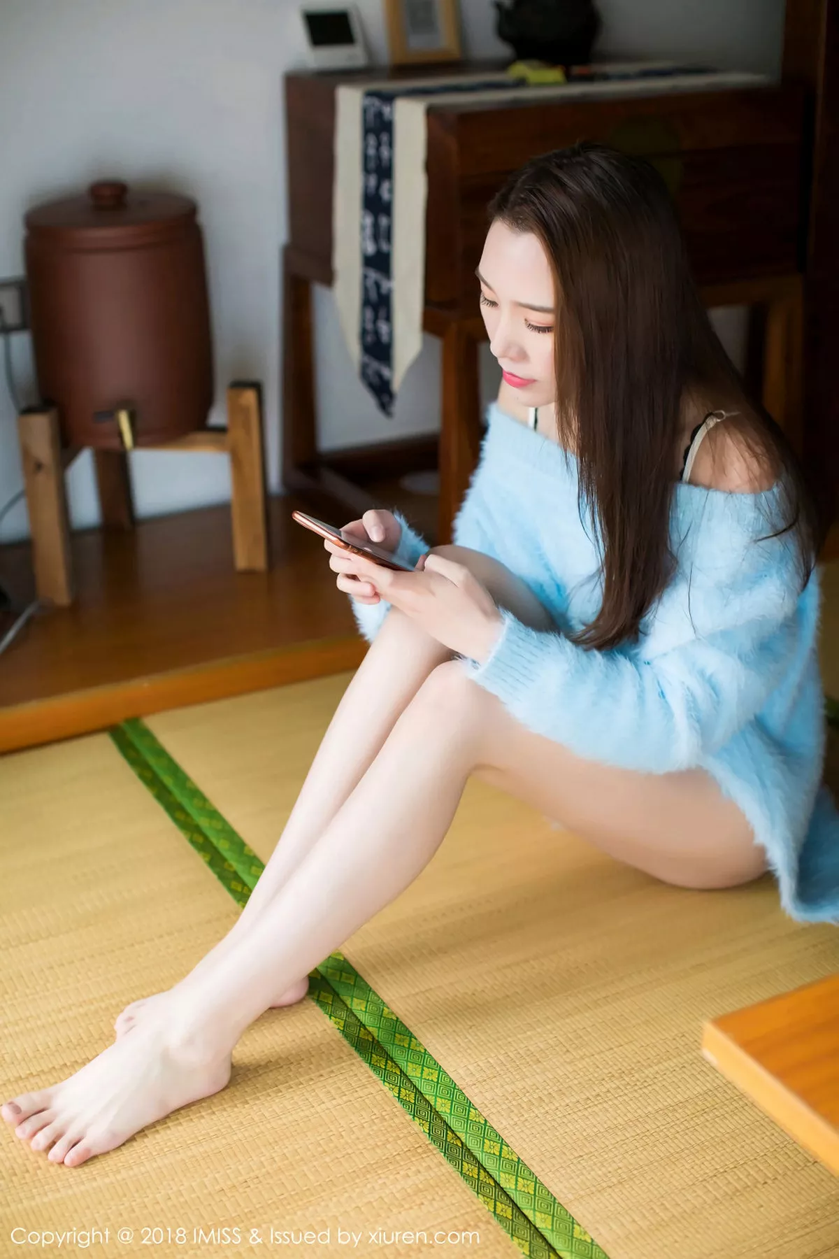 秀人集.com_[IMISS爱蜜社]Vol.274_嫩模Katrina居家脱低胸蓝色毛衣秀性感内衣完美身材写真33P