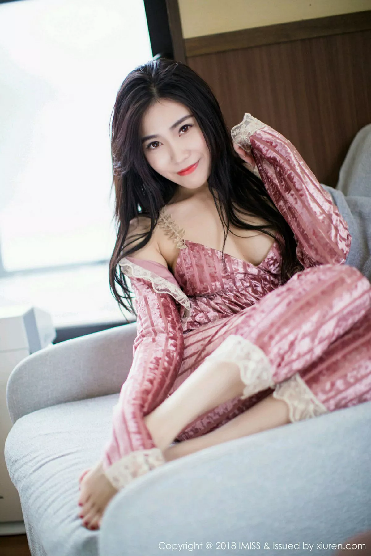 秀人集.com_[IMISS爱蜜社]Vol.272_女神许诺Sabrina北海道旅拍闪亮酒红色V领睡袍性感写真42P