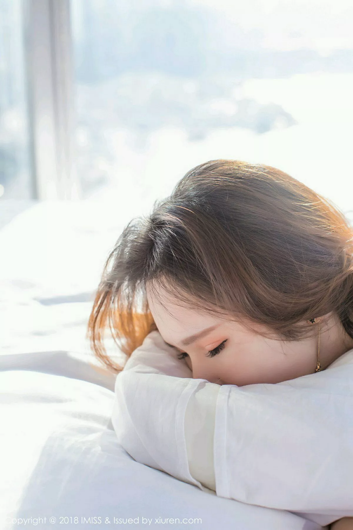 秀人集.com_[IMISS爱蜜社]Vol.273_女神萌琪琪Irene居家床上全裸上身半露豪乳撩人诱惑写真56P