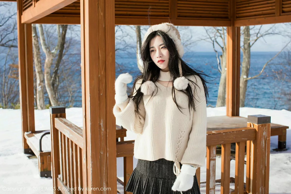 秀人集.com_[IMISS爱蜜社]Vol.272_女神许诺Sabrina北海道旅拍闪亮酒红色V领睡袍性感写真42P