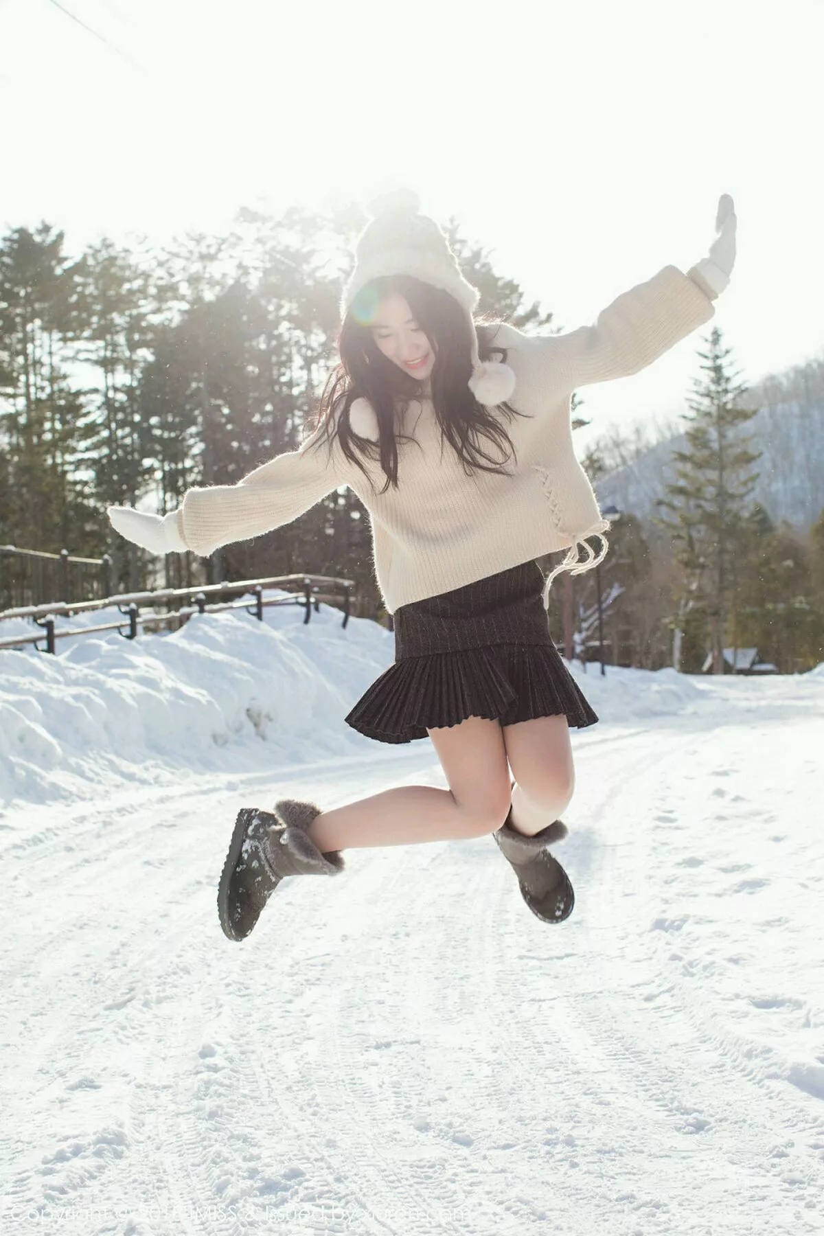 秀人集.com_[IMISS爱蜜社]Vol.272_女神许诺Sabrina北海道旅拍闪亮酒红色V领睡袍性感写真42P