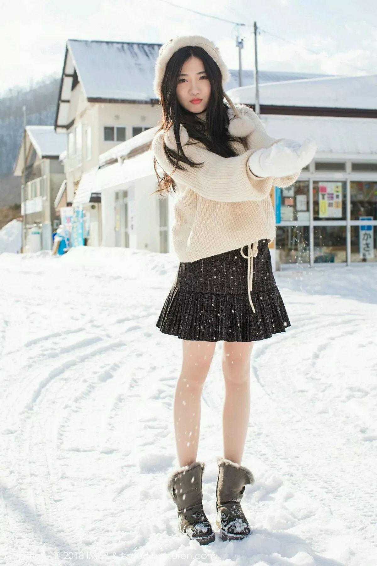 秀人集.com_[IMISS爱蜜社]Vol.272_女神许诺Sabrina北海道旅拍闪亮酒红色V领睡袍性感写真42P