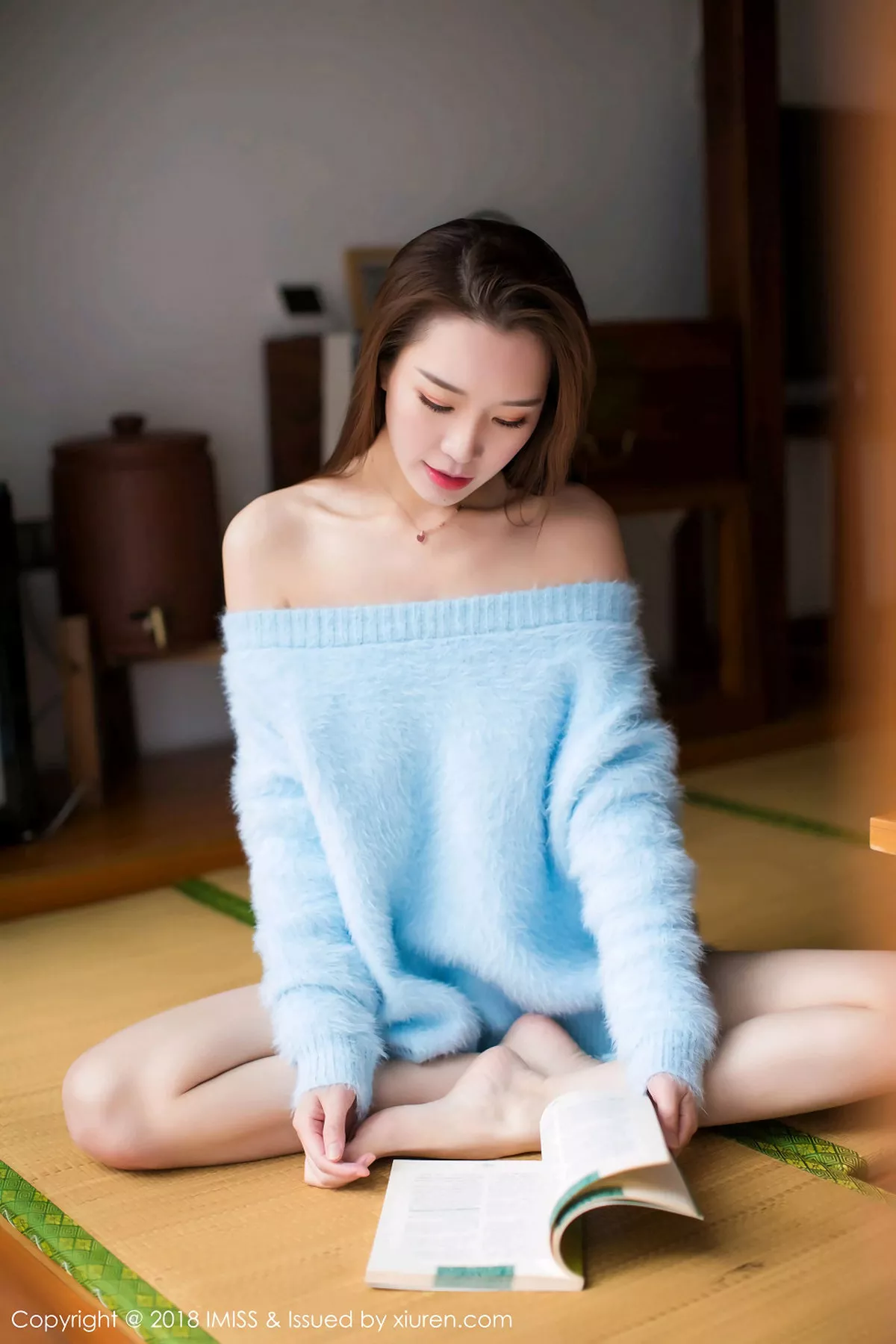 秀人集.com_[IMISS爱蜜社]Vol.274_嫩模Katrina居家脱低胸蓝色毛衣秀性感内衣完美身材写真33P