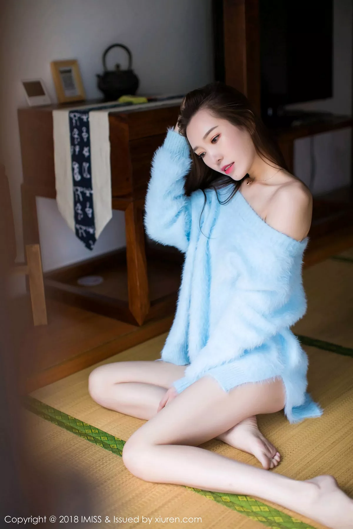 秀人集.com_[IMISS爱蜜社]Vol.274_嫩模Katrina居家脱低胸蓝色毛衣秀性感内衣完美身材写真33P