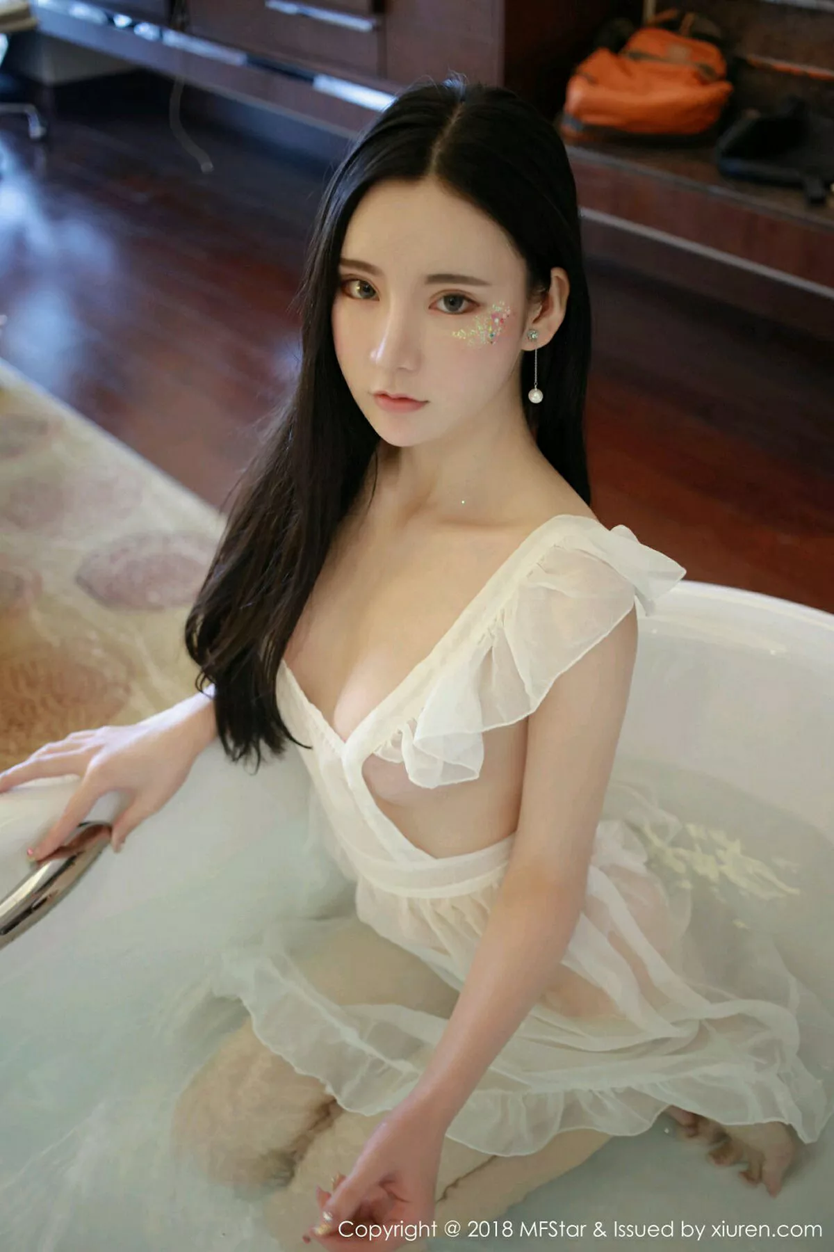 秀人集.com_[MFStar模范学院]Vol.135_女神周于希私房情趣薄纱浴缸里湿身透视喷血诱惑写真43P