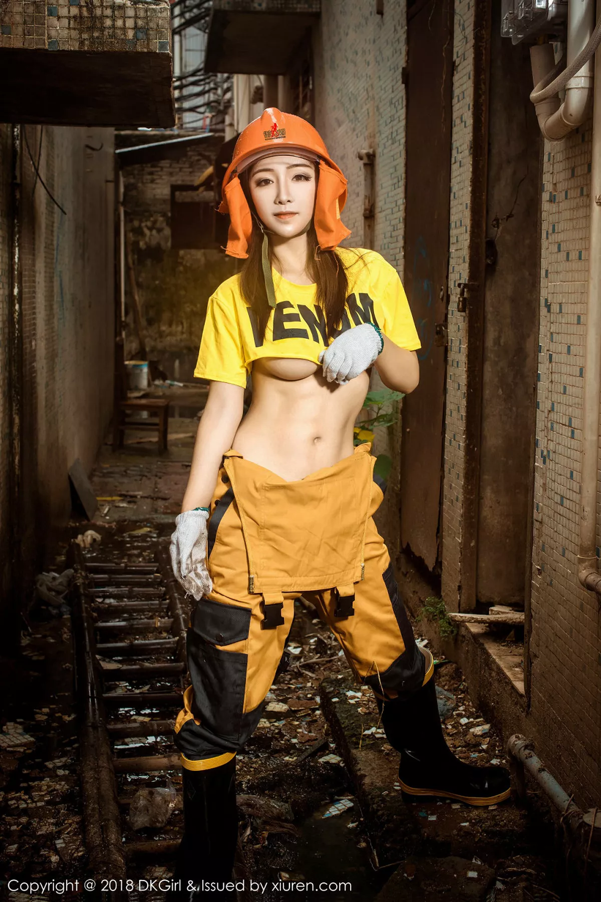 秀人集.com_[DKGirl御女郎]Vol.077_嫩模媛美人真空工装+全裸上身露丰乳肥臀惹火诱惑写真50P