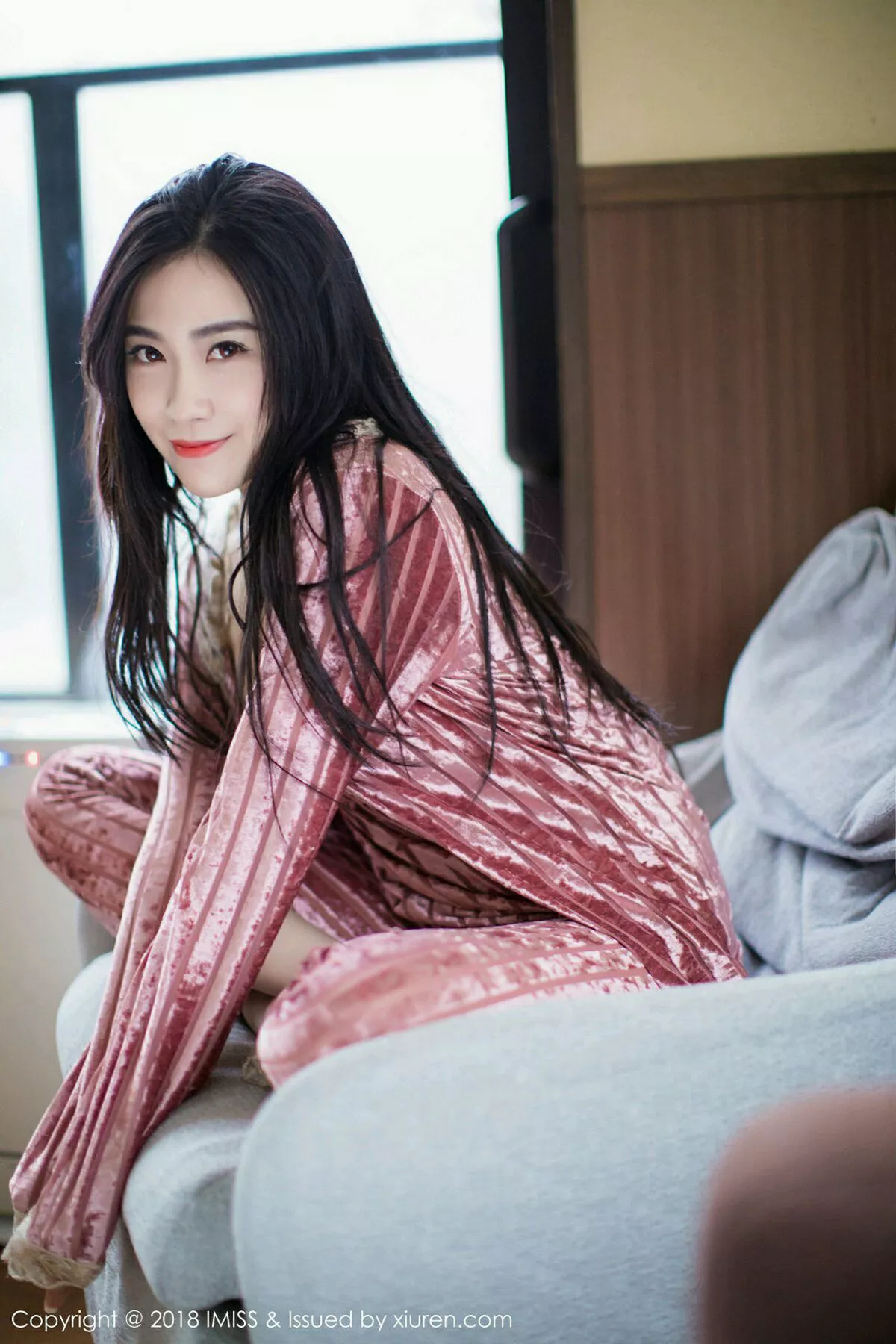 秀人集.com_[IMISS爱蜜社]Vol.272_女神许诺Sabrina北海道旅拍闪亮酒红色V领睡袍性感写真42P