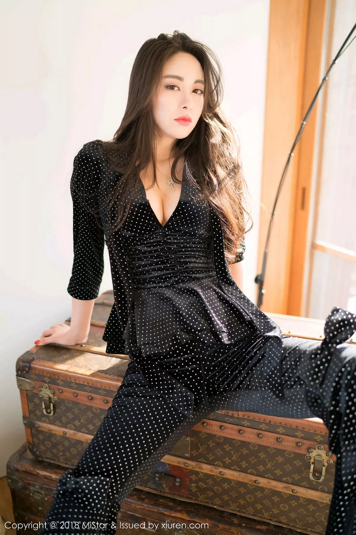 秀人集.com_[MiStar魅妍社]Vol.234_女神穆菲菲日本旅拍花色连身裙配无内肉丝裤袜惹火诱惑写真40P