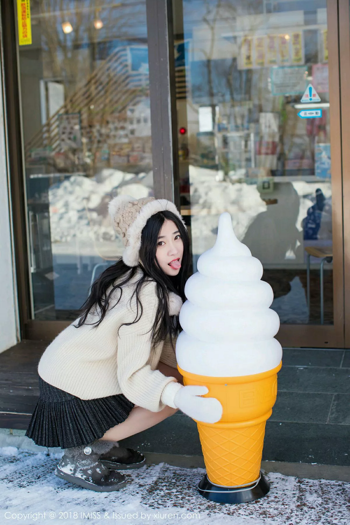 秀人集.com_[IMISS爱蜜社]Vol.272_女神许诺Sabrina北海道旅拍闪亮酒红色V领睡袍性感写真42P