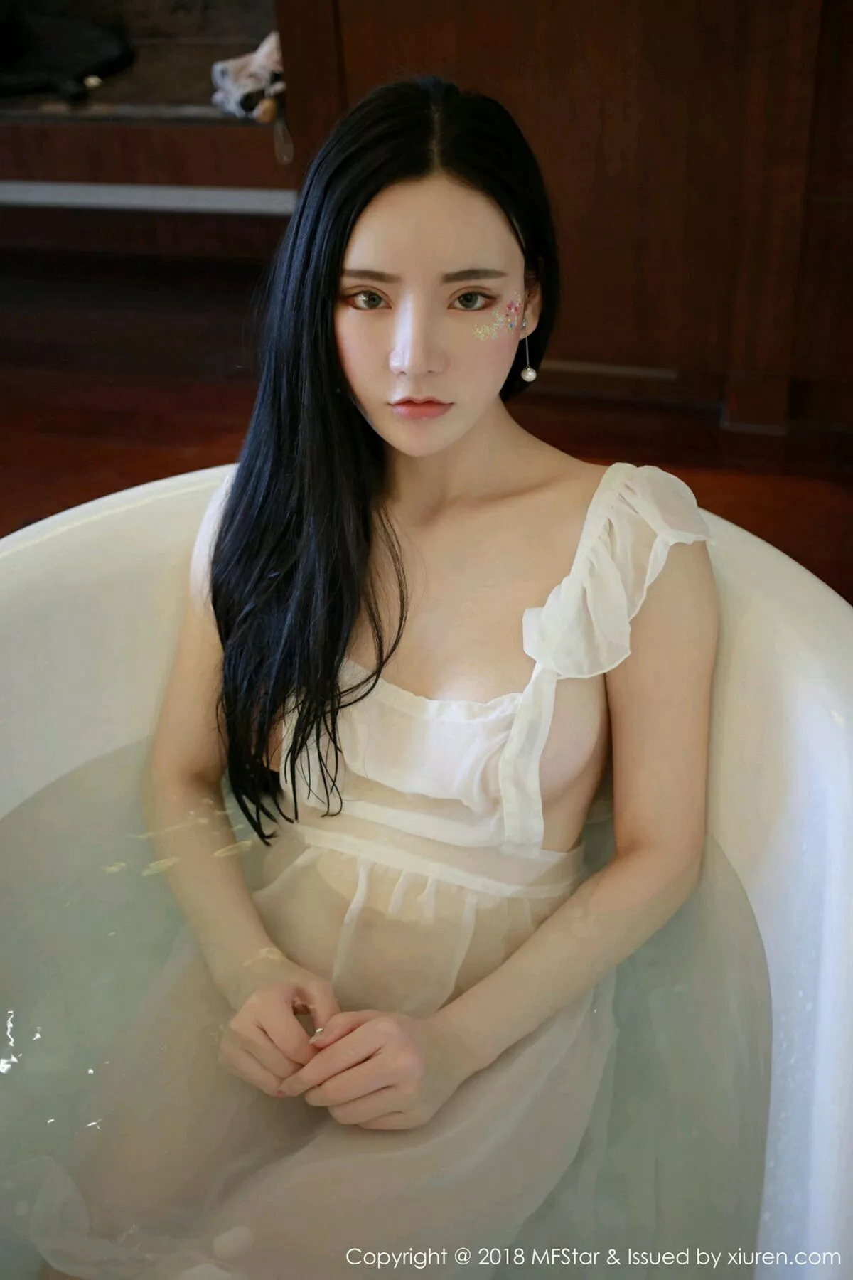 秀人集.com_[MFStar模范学院]Vol.135_女神周于希私房情趣薄纱浴缸里湿身透视喷血诱惑写真43P