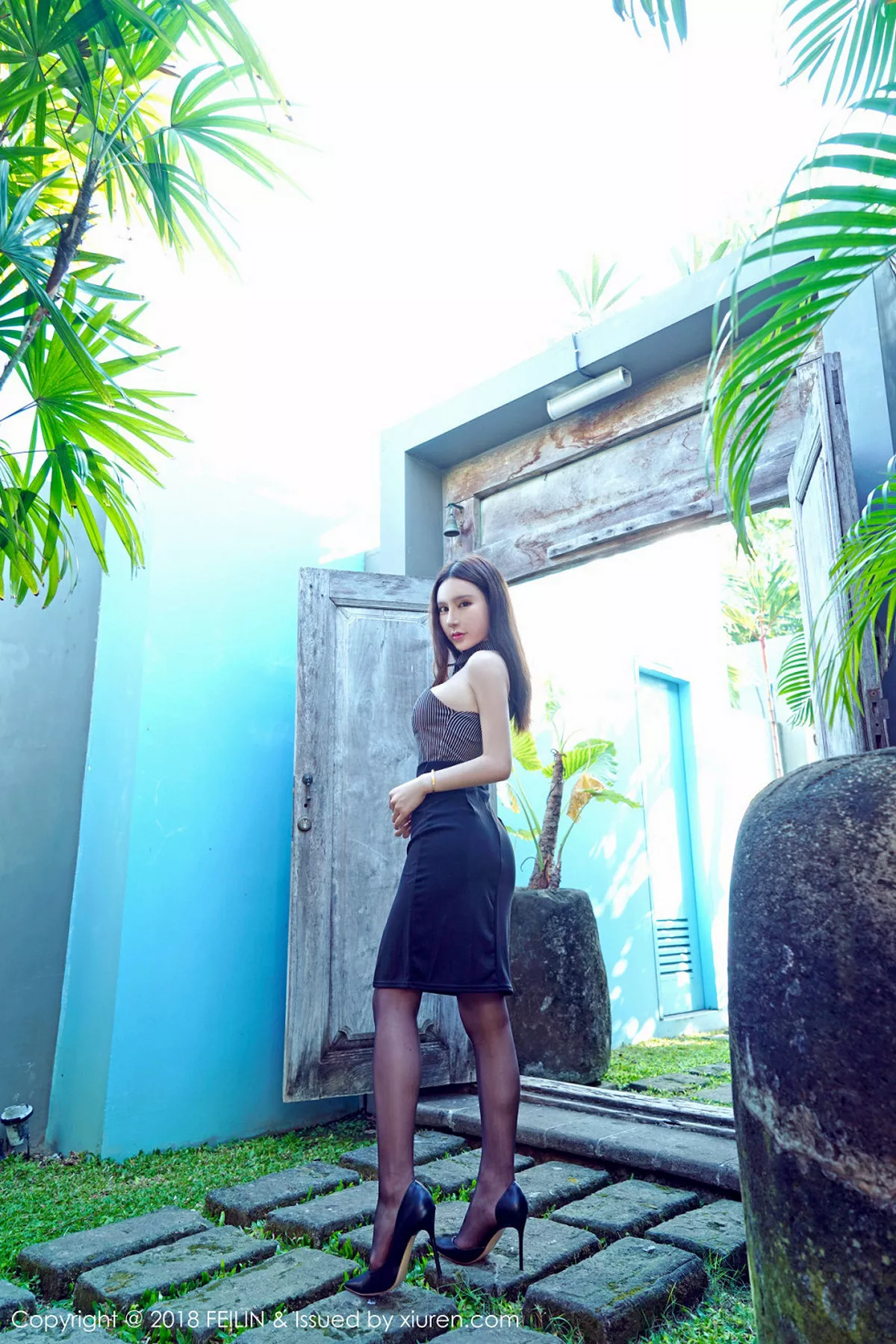 秀人集.com_[FeiLin嗲囡囡]Vol.152_女神周于希户外OL黑丝装扮撩裙无内黑丝裤袜火辣诱惑写真40P