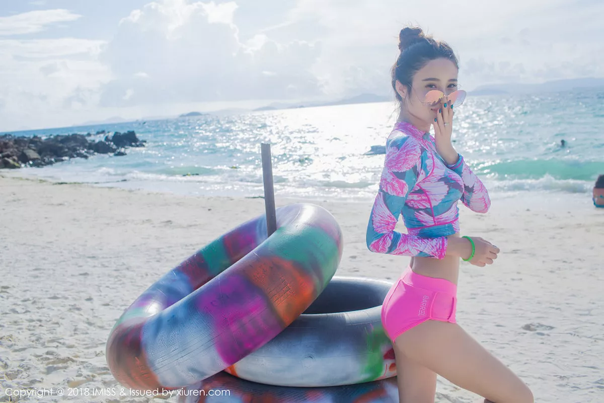 秀人集.com_[IMISS爱蜜社]Vol.279_丽质美女艾司沙滩边红色内裤+泳池边性感比基尼秀完美身材写真52P