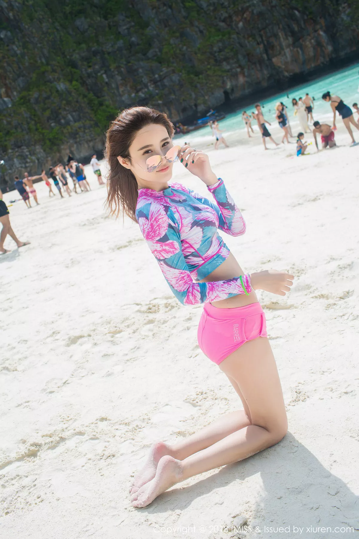 秀人集.com_[IMISS爱蜜社]Vol.279_丽质美女艾司沙滩边红色内裤+泳池边性感比基尼秀完美身材写真52P