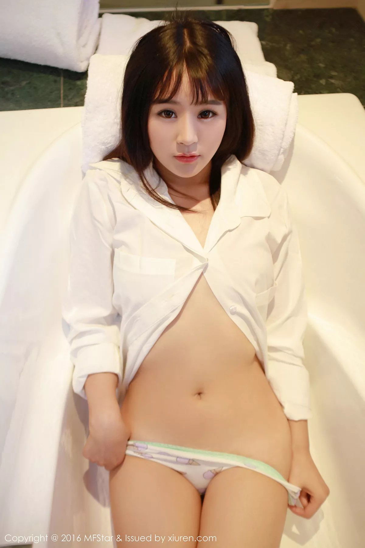 秀人集.com_[MFStar模范学院]Vol.064_甜美女生思淇Sukiiii白嫩肌肤诱惑美乳前凸后翘写真52P