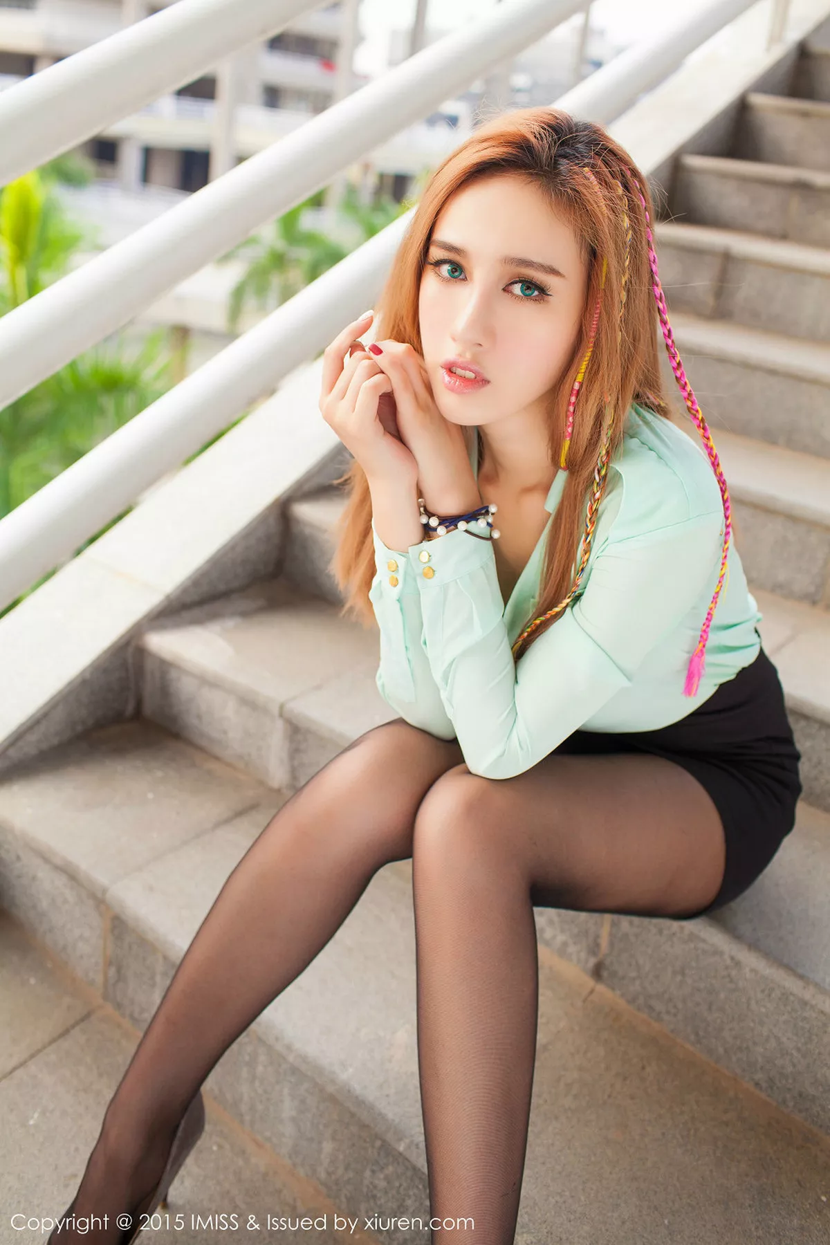 秀人集.com_[IMISS爱蜜社]Vol.050_嫩模何嘉儿Sweet黑色包臀短裙黑丝美腿迷人电眼写真55P