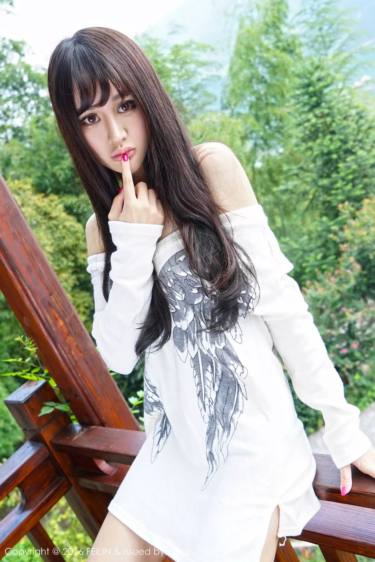 秀人集.com_[FeiLin嗲囡囡]Vol.053_嫩模Cheryl青树撩上衣秀半球粉红内裤性感迷人写真44P