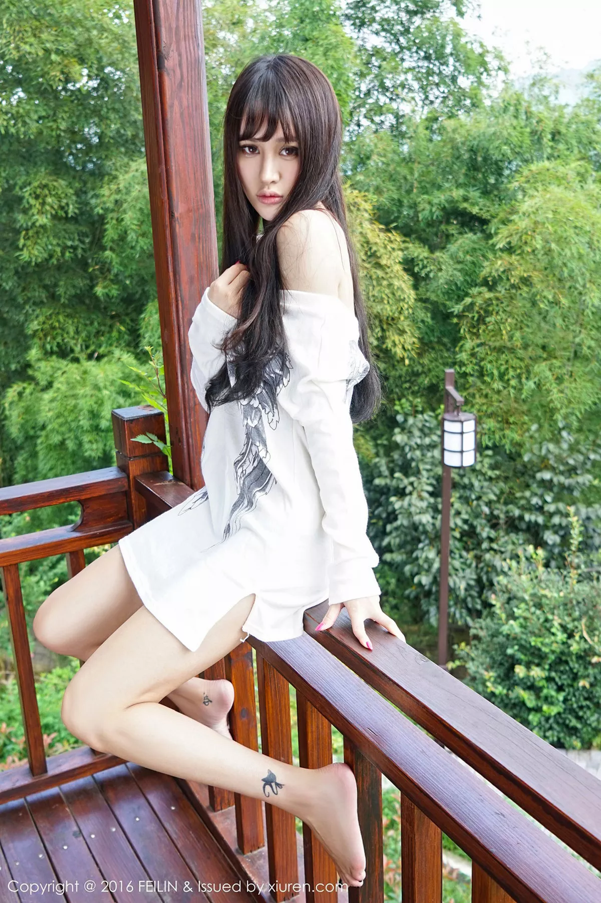 秀人集.com_[FeiLin嗲囡囡]Vol.053_嫩模Cheryl青树撩上衣秀半球粉红内裤性感迷人写真44P