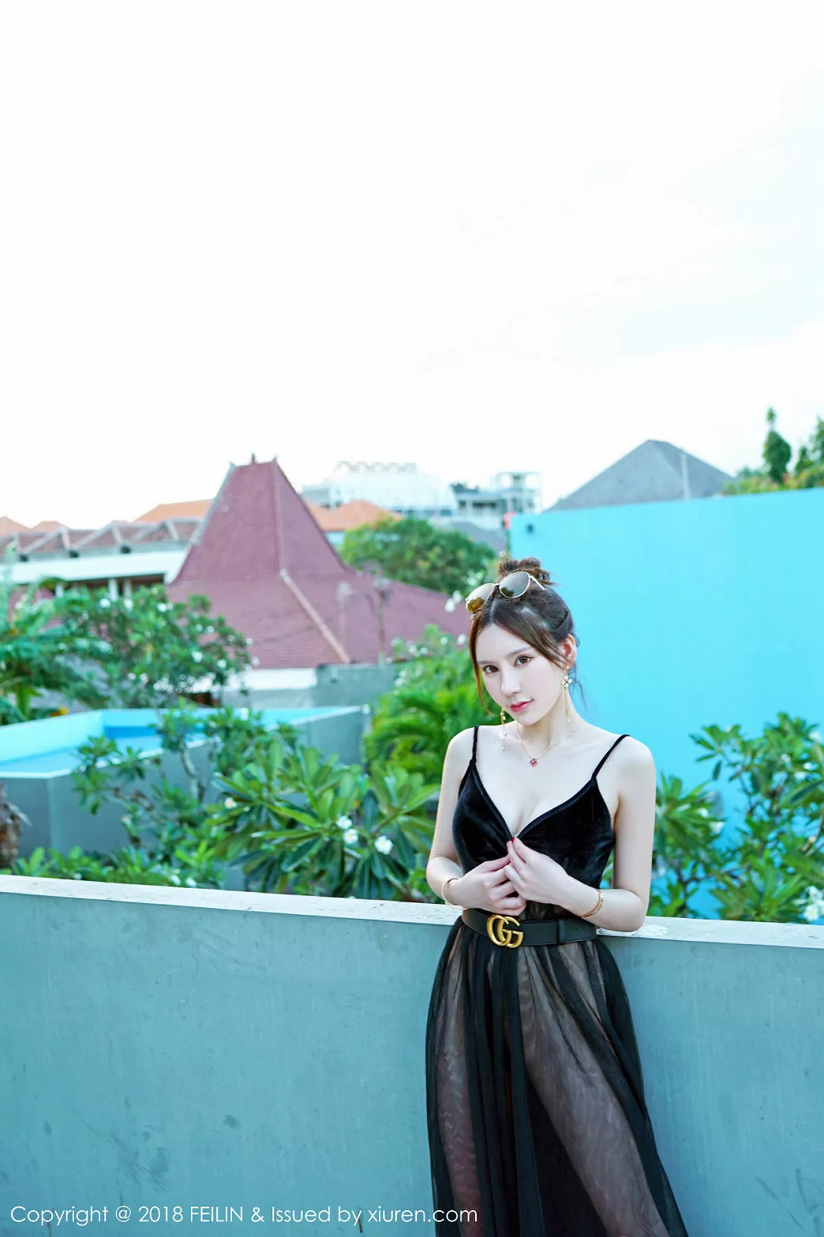 秀人集.com_[FeiLin嗲囡囡]Vol.163_女神周于希菲律宾旅拍无内黑丝裤袜+泳池真空薄纱诱惑写真41P