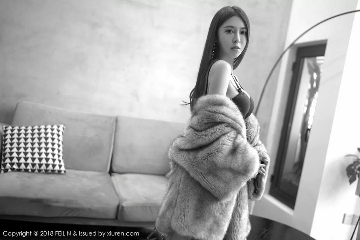 秀人集.com_[FeiLin嗲囡囡]Vol.165_清甜美女luna张静燕皮草下性感黑色内衣秀完美身材写真40P